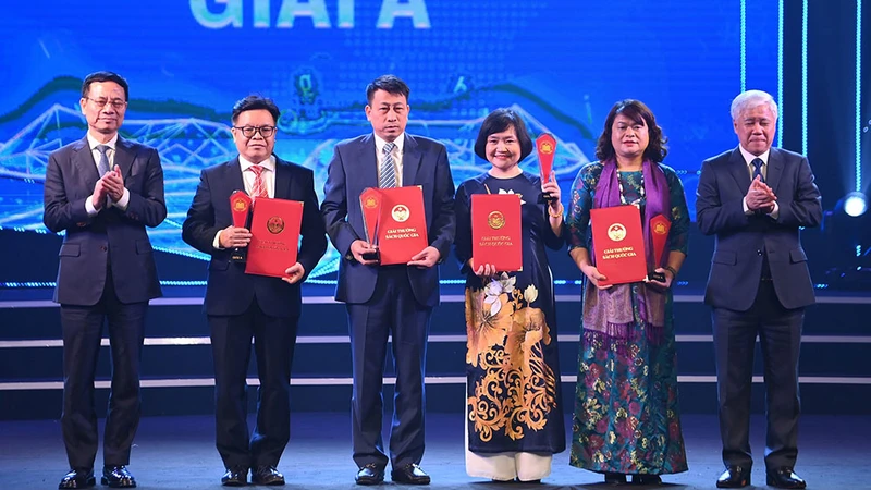 Các tác giả đoạt giải A Giải thưởng Sách Quốc gia. (Ảnh: Việt Linh)