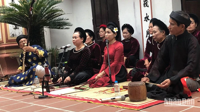 Các nghệ nhân trình diễn ca trù tại đền Mẫu Đào Nương, Hưng Yên.
