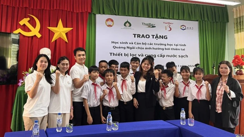 Bàn giao máy lọc nước tại Trường tiểu học và THCS Sơn Nham II. (Ảnh: C Asean cung cấp)