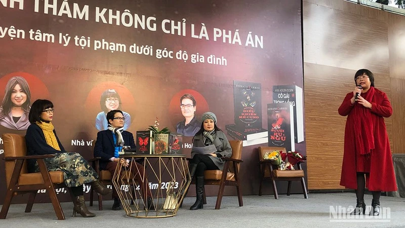 Nhà văn Phong Điệp, dịch giả Hoàng Anh, nhà văn Di Li và Giám đốc, Tổng Biên tập Khúc Thị Hoa Phượng chia sẻ về văn học trinh thám.