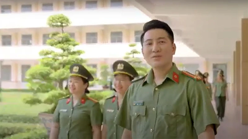 Ca sĩ Nguyễn Phi Hùng trình bày ca khúc trong MV.