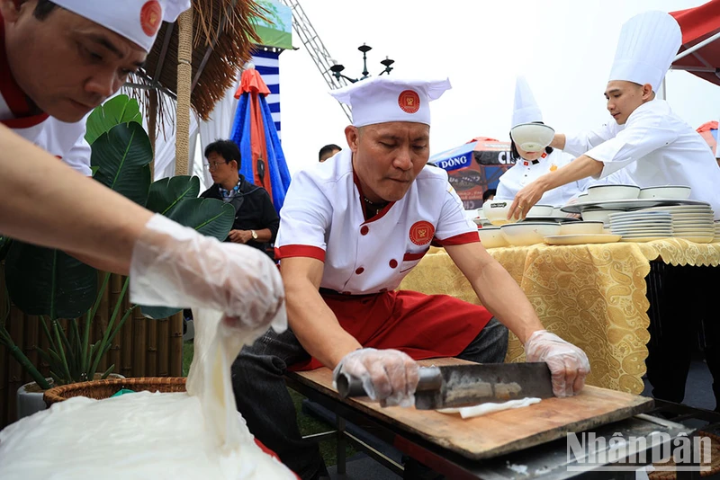 Trình diễn phở Việt tại Festival Phở 2024.