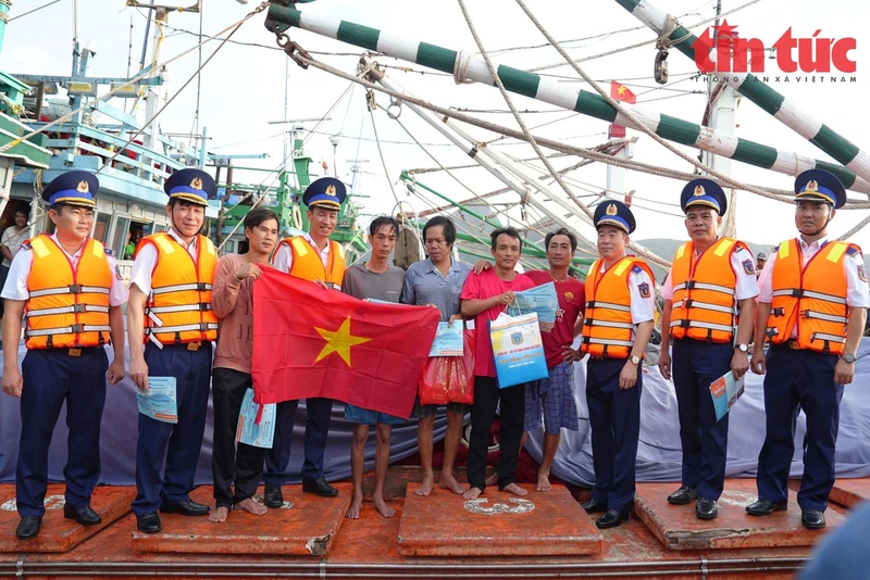 Lực lượng cảnh sát biển kiểm tra và tuyên truyền về công tác chống khai thác IUU cho ngư dân. (Ảnh: TTXVN)
