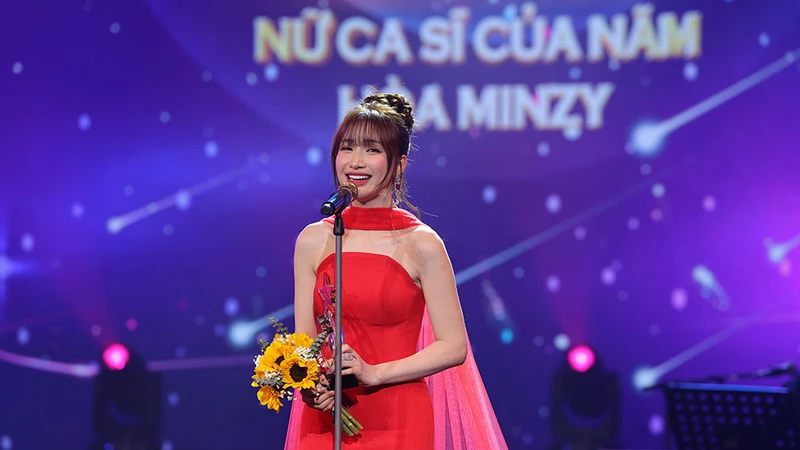 Ca sĩ Hòa Minzy xúc động phát biểu tại lễ trao giải. (Ảnh: Ban tổ chức)