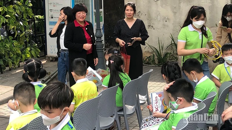 Các em nhỏ hào hứng tham gia hoạt động giới thiệu sách của Nhà xuất bản Phụ nữ Việt Nam trong khuôn khổ Ngày Sách và Văn hóa đọc 2022.