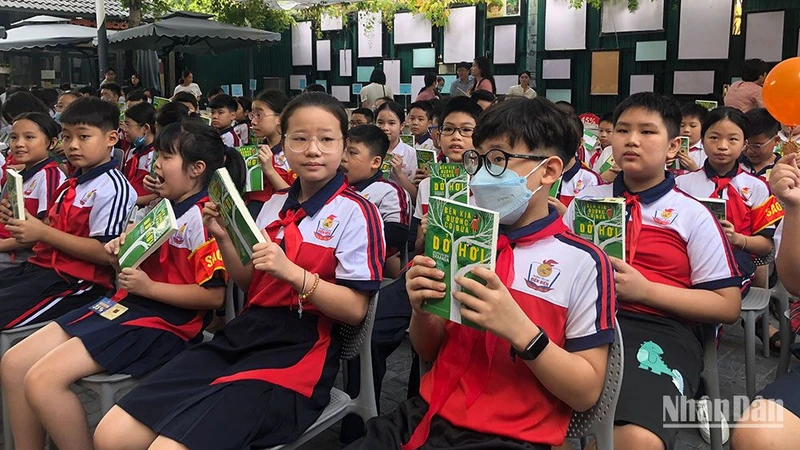 Các em học sinh Trường tiểu học Điện Biên (Hà Nội) tham gia giao lưu tại Hội sách chào mừng Ngày sách và Văn hóa đọc Việt Nam 2023.