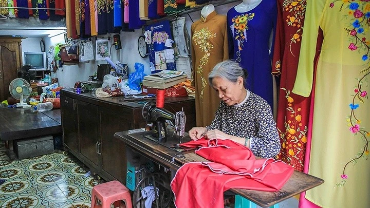 Một cửa hiệu may áo dài ở phố Lương Văn Can (Hà Nội) xuất phát từ làng nghề may Trạch Xá.