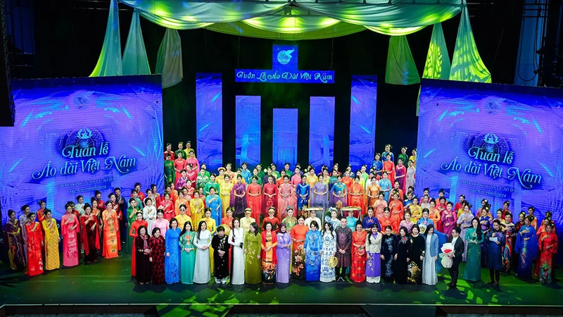 57 học viên đại diện cho gần 10 nghìn hội viên phụ nữ tại chương trình “Hương sắc Việt Nam”.