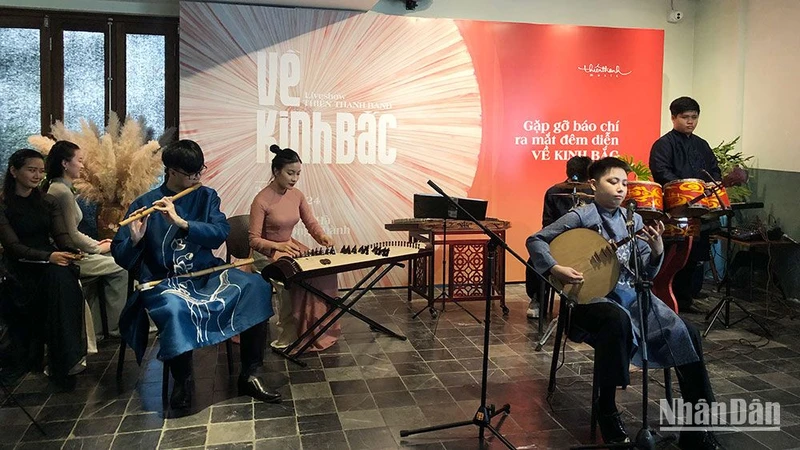 Các thành viên ban nhạc Thiên Thanh trình diễn một tiết mục hát văn.