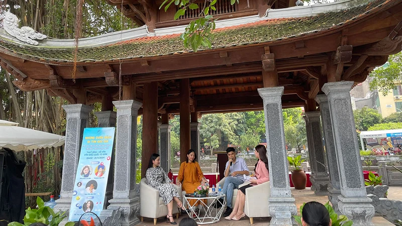 Tọa đàm của Linh Lan Books tại Hồ Văn (Văn Miếu Quốc Tử Giám, Hà Nội) được livestream trên mạng xã hội, thu hút đông đảo bạn đọc.
