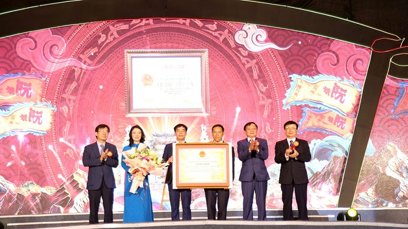 Ông Nông Quốc Thành, Phó Cục trưởng Cục Di sản trao Quyết định công nhận Lễ hội đền Nguyễn Cảnh Hoan là Di sản văn hóa phi vật thể Quốc gia. (Ảnh: DHA)