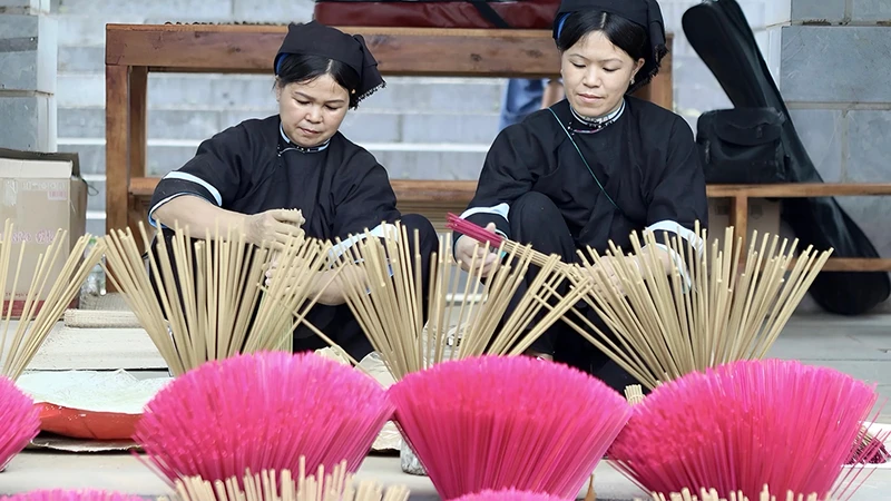 (11)- Tái hiện nghề làm hương truyền thống của người Nùng An ở Cao Bằng