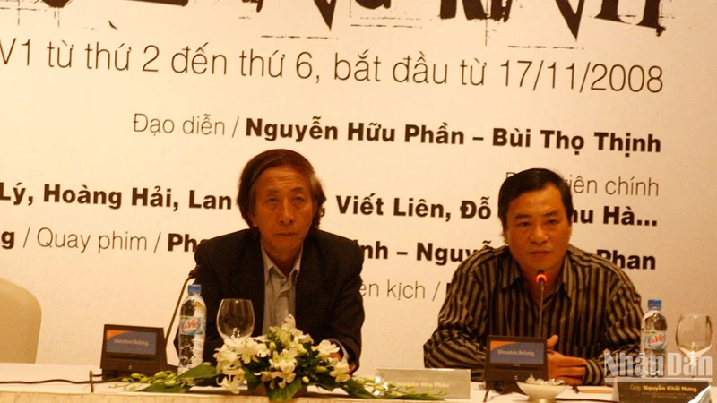 Đạo diễn, NSND Nguyễn Hữu Phần cùng đạo diễn, NSND Khải Hưng trong buổi ra mắt phim "Gió làng Kình" năm 2008.