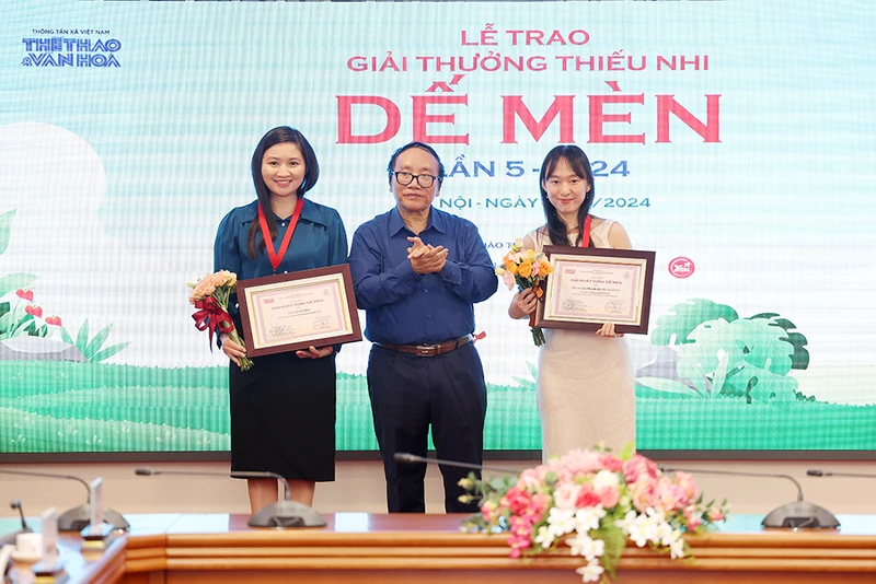 Các tác giả Lữ Mai và Lã Thanh Hà nhận giải Khát vọng Dế Mèn. (Ảnh: Ban tổ chức)