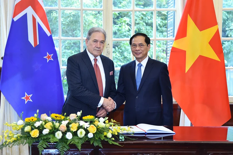 Bộ trưởng Ngoại giao Bùi Thanh Sơn và Phó Thủ tướng, Bộ trưởng Ngoại giao New Zealand Winston Peters tại Hội nghị. (Ảnh: Báo Quốc tế)