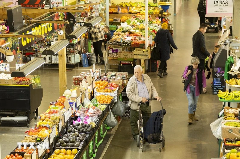 Người tiêu dùng mua sắm tại một siêu thị ở Ontario, Canada. (Ảnh: THX/TTXVN)