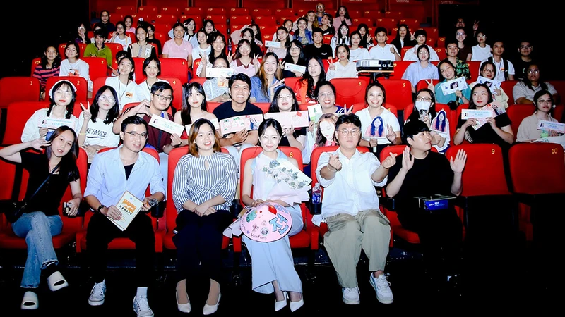 Đoàn làm phim "Tuổi thanh xuân" của Hàn Quốc giao lưu với khán giả Đà Nẵng. (Ảnh: ANH VŨ)