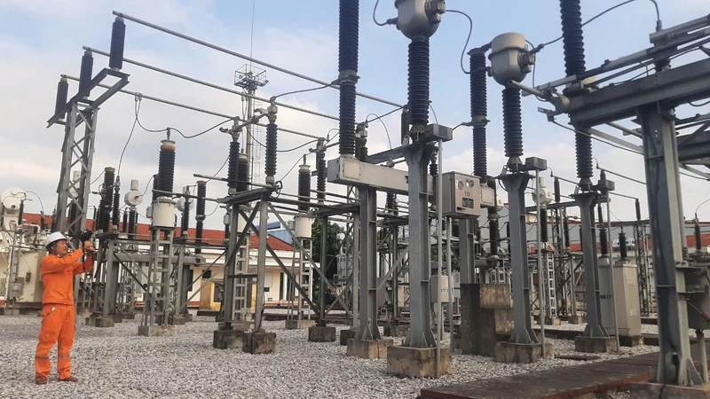 Nhân viên trạm 110kV Công ty Điện lực Hưng Yên kiểm tra trạm điện bằng camera nhiệt.