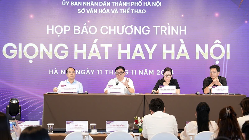 Ban tổ chức cung cấp thông tin cho báo chí. (Ảnh: PHẠM MẠNH)