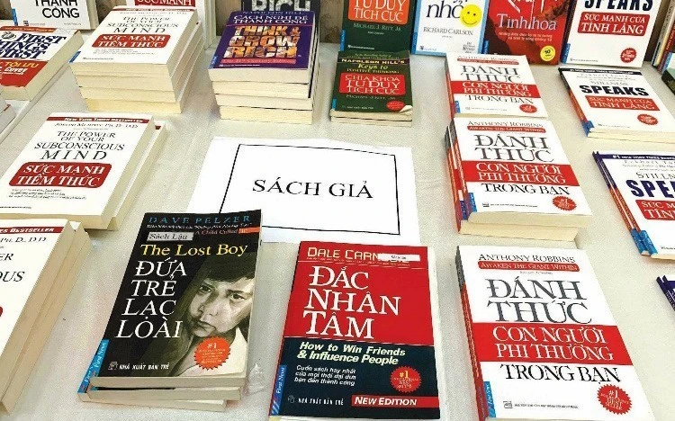 Sách giả, sách lậu được in ấn tinh vi, rất khó để phân biệt với sách thật. (Ảnh: First News).