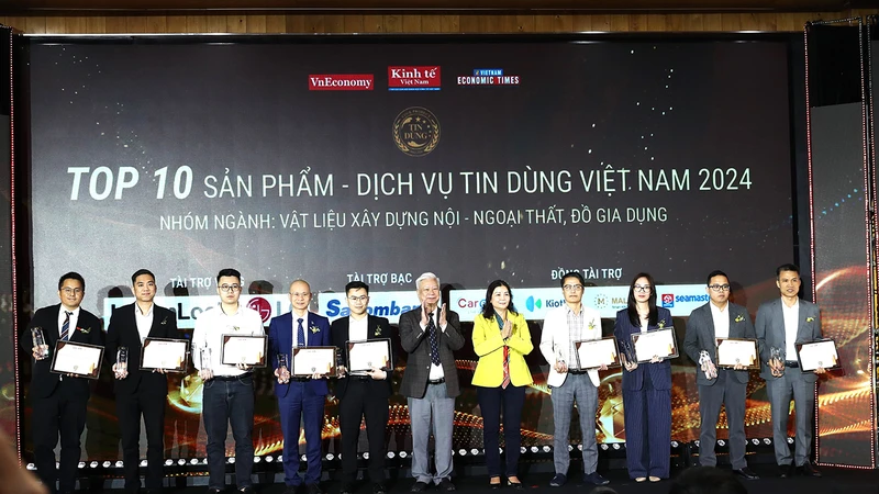 Vinh danh Top 10 Sản phẩm-Dịch vụ ấn tượng Tin Dùng 2024. (Ảnh: Ban tổ chức cung cấp)