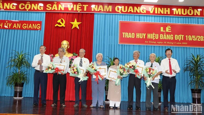 Trao tặng Huy hiệu Đảng cho các đảng viên cao niên tuổi Đảng.