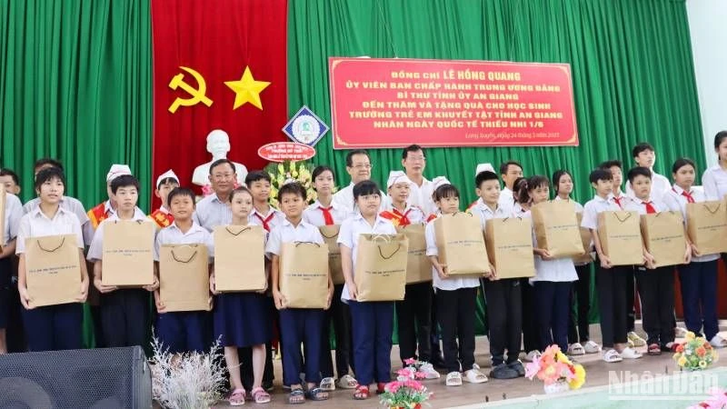 Học sinh Trường trẻ em khuyết tật tỉnh An Giang nhận quà.