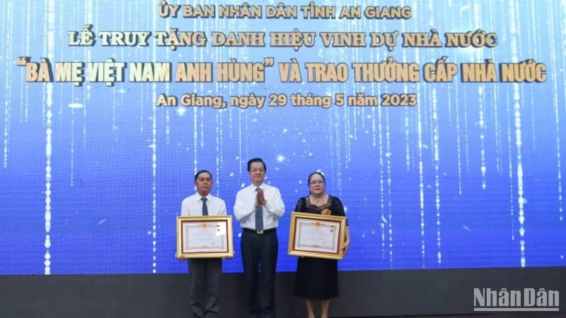 Thừa ủy quyền Chủ tịch nước, đồng chí Lê Hồng Quang, Bí thư Tỉnh ủy trao Bằng danh hiệu vinh dự Nhà nước Bà mẹ Việt Nam anh hùng cho thân nhân các mẹ.