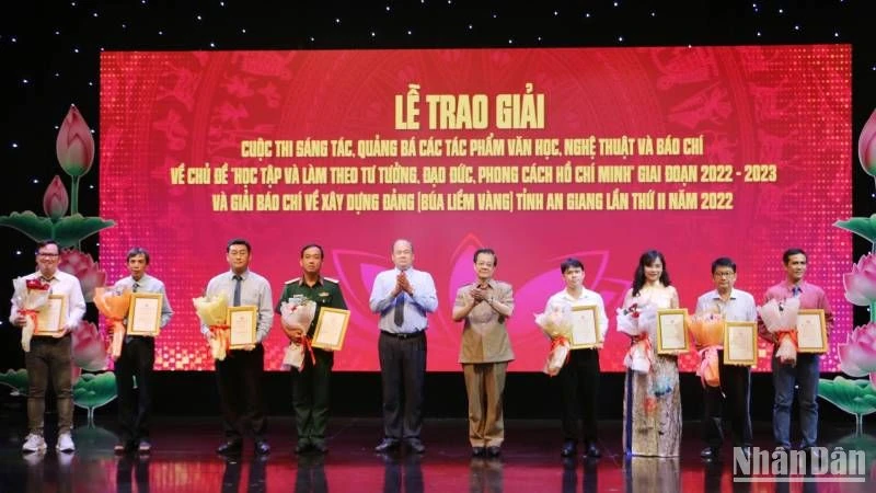 Lãnh đạo tỉnh An Giang trao giải cho các tác giả đoạt giải A.