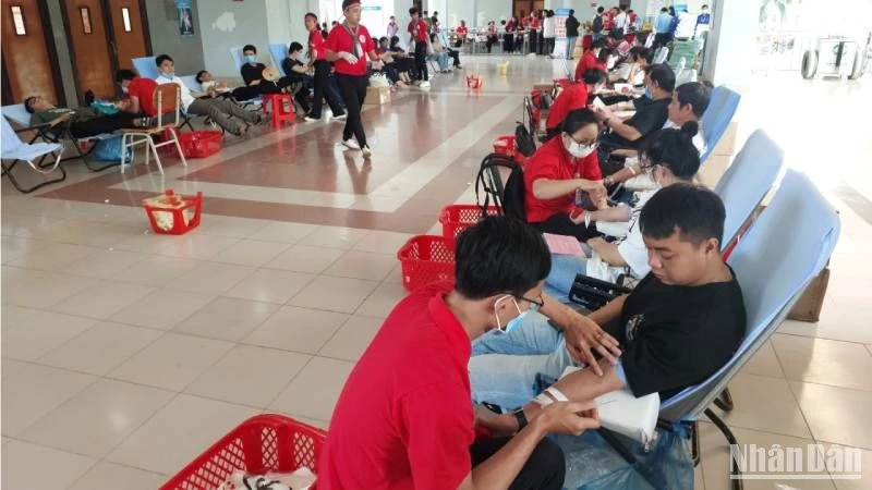 Nhiều cá nhân tham gia hiến máu tình nguyện trong chương trình " Hành trình Đỏ".
