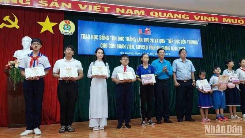 Trao học bổng Tôn Đức Thắng cho các học sinh vượt khó học tập.