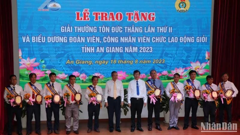 Lãnh dạo tỉnh An Giang tặng biểu trưng cho 10 cá nhân xuất sắc.