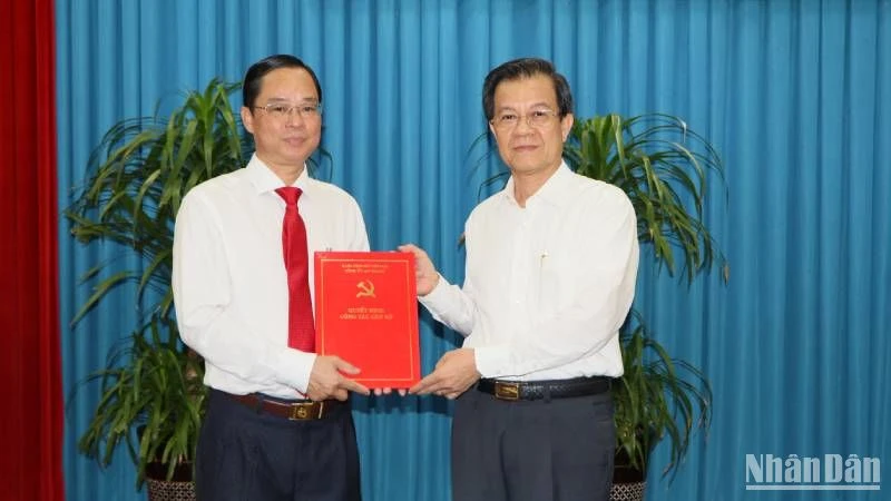 Đồng chí Lê Hồng Quang trao quyết định điều động ông Thái Minh Hiển giữ chức vụ Giám đốc Sở Tài nguyên và Môi trường An Giang.