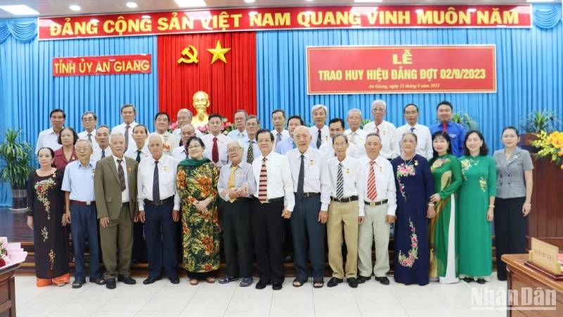 Các đảng viên cao tuổi Đảng chụp ảnh lưu niệm cùng lãnh đạo tỉnh An Giang.