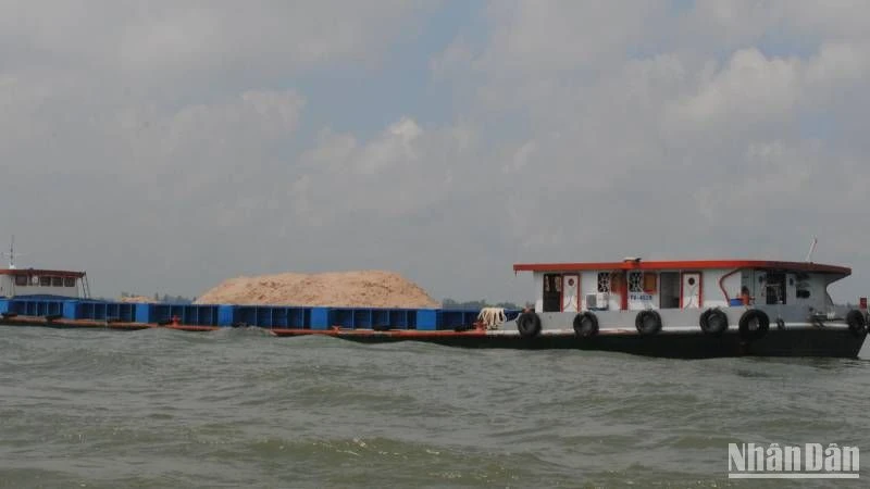 Sà lan vận chuyển cát trên sông Hậu thuộc địa bàn tỉnh An Giang.
