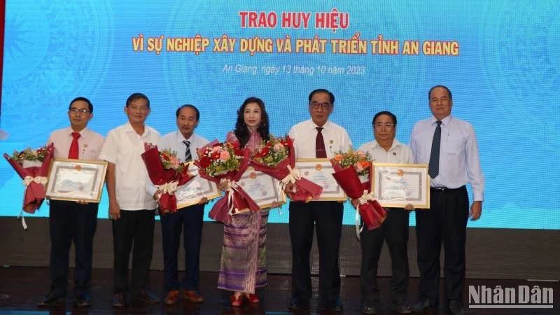 Lãnh đạo tỉnh An Giang trao tặng các doanh nghiệp tiêu biểu Huy hiệu vì sự nghiệp xây dựng và phát triển tỉnh An Giang