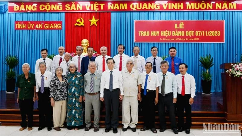 Lãnh đạo tỉnh An Giang chụp ảnh lưu niệm cùng các đảng viên cao niên tuổi Đảng.