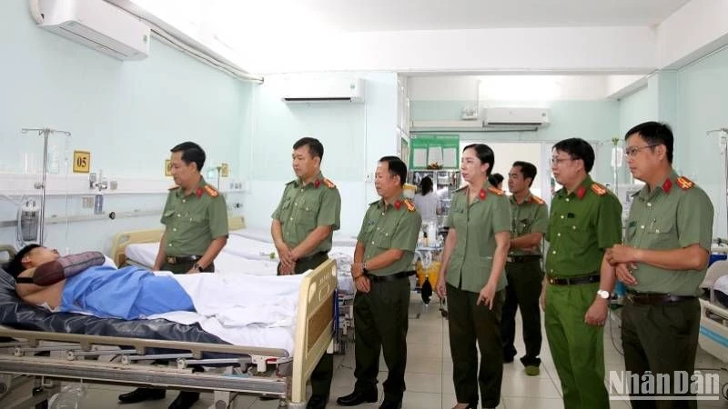 Lãnh đạo Công an tỉnh An Giang thăm hỏi đồng chí Thái Văn Tâm.