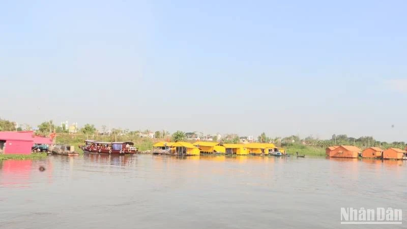 Quang cảnh Làng bè sắc màu trên sông Châu Đốc.
