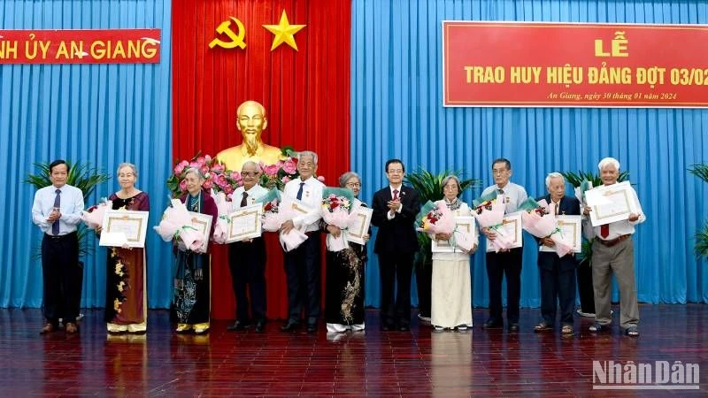Đồng chí Lê Hồng Quang trao Huy hiệu Đảng tặng các đảng viên cao niên tuổi Đảng.