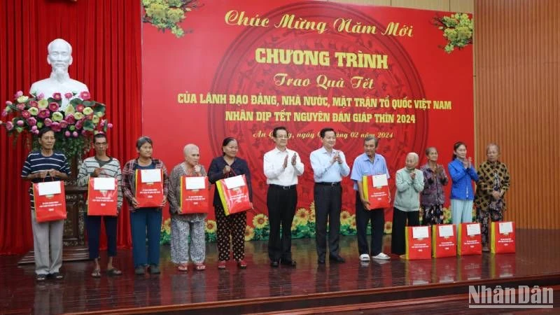 Phó Thủ tướng Lê Minh Khái tặng quà Tết cho hộ nghèo.