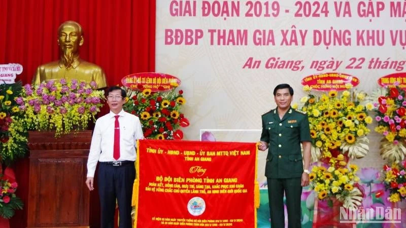 Lãnh đạo tỉnh An Giang trao tặng bức trướng cho Bộ đội Biên phòng tỉnh.