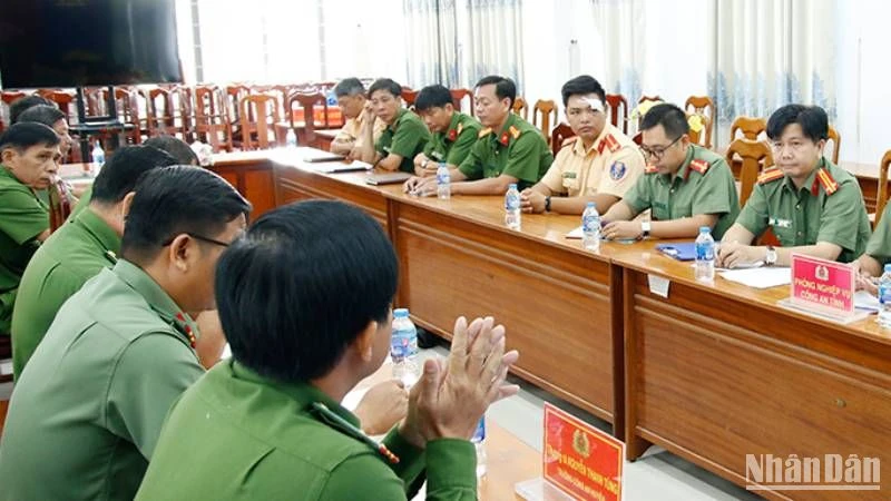 Đại diện lãnh đạo Công an tỉnh An Giang thăm hỏi Trung úy Nguyễn Quốc Thái (áo vàng) bị thương khi làm nhiệm vụ.