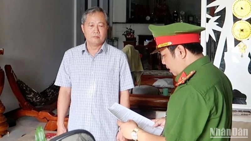 Công an tỉnh An Giang đọc lệnh bắt tạm giam bị can Huỳnh Lê Phong.