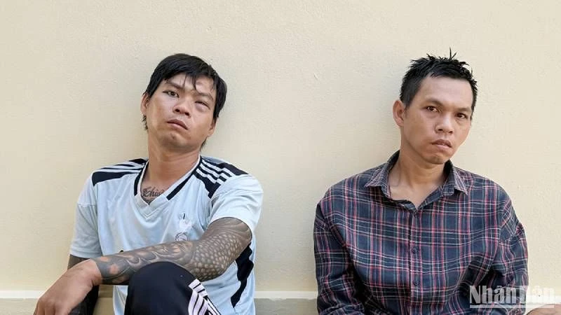 Sang và Oai bị bắt giữ.