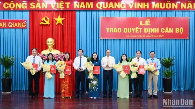 An Giang trao quyết định điều động các cán bộ