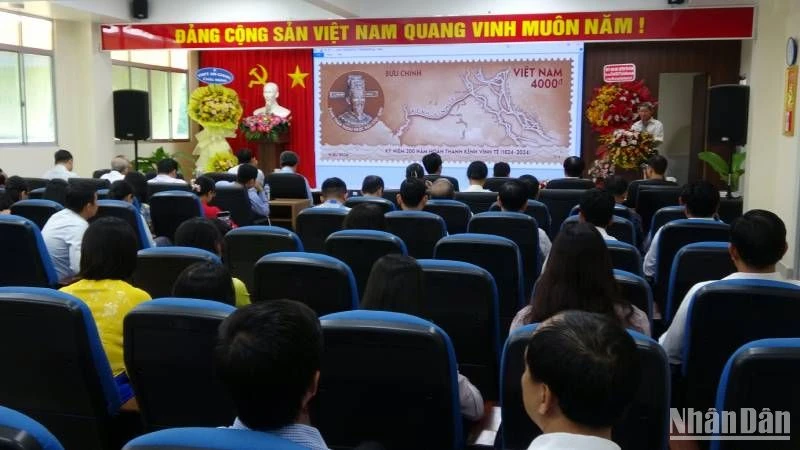 Quang cảnh lễ công bố phát hành bộ tem kênh Vĩnh Tế
