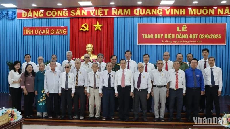 Lãnh đạo tỉnh An Giang chụp ảnh lưu niệm cùng các đảng viên cao niên tuổi Đảng.