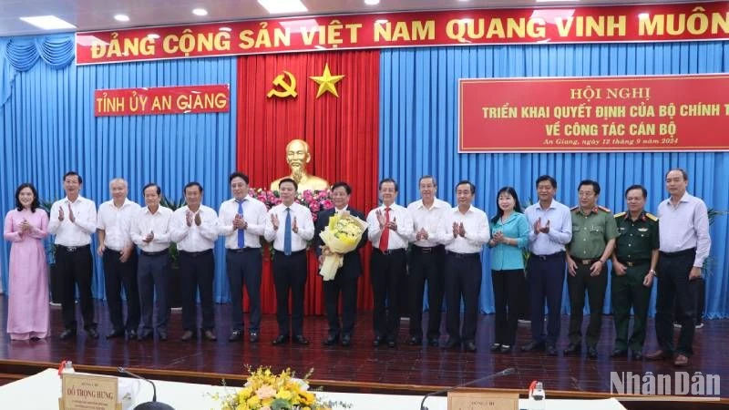 Các đồng chí trong Ban Thường vụ Tỉnh ủy An Giang chúc mừng đồng chí Hồ Văn Mừng