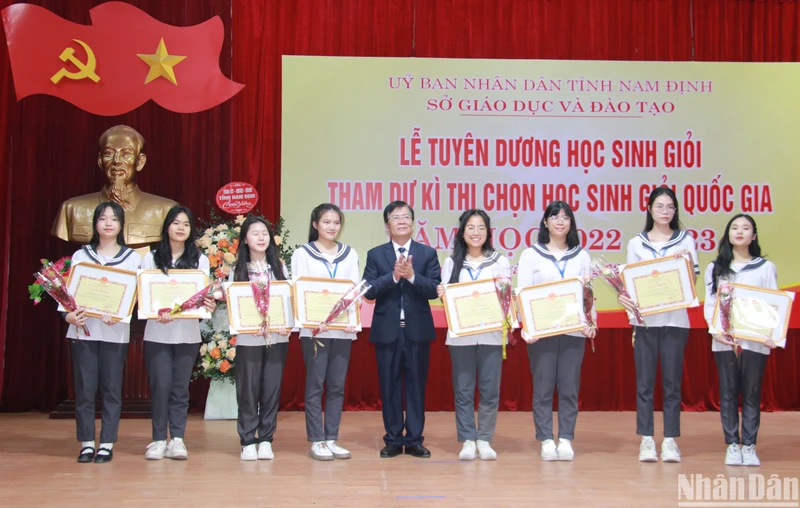 Đồng chí Cao Xuân Hùng, Giám đốc Sở Giáo dục và Đào tạo tỉnh Nam Định tuyên dương các em học sinh giỏi tham dự Kỳ thi chọn học sinh giỏi quốc gia, năm học 2022-2023.